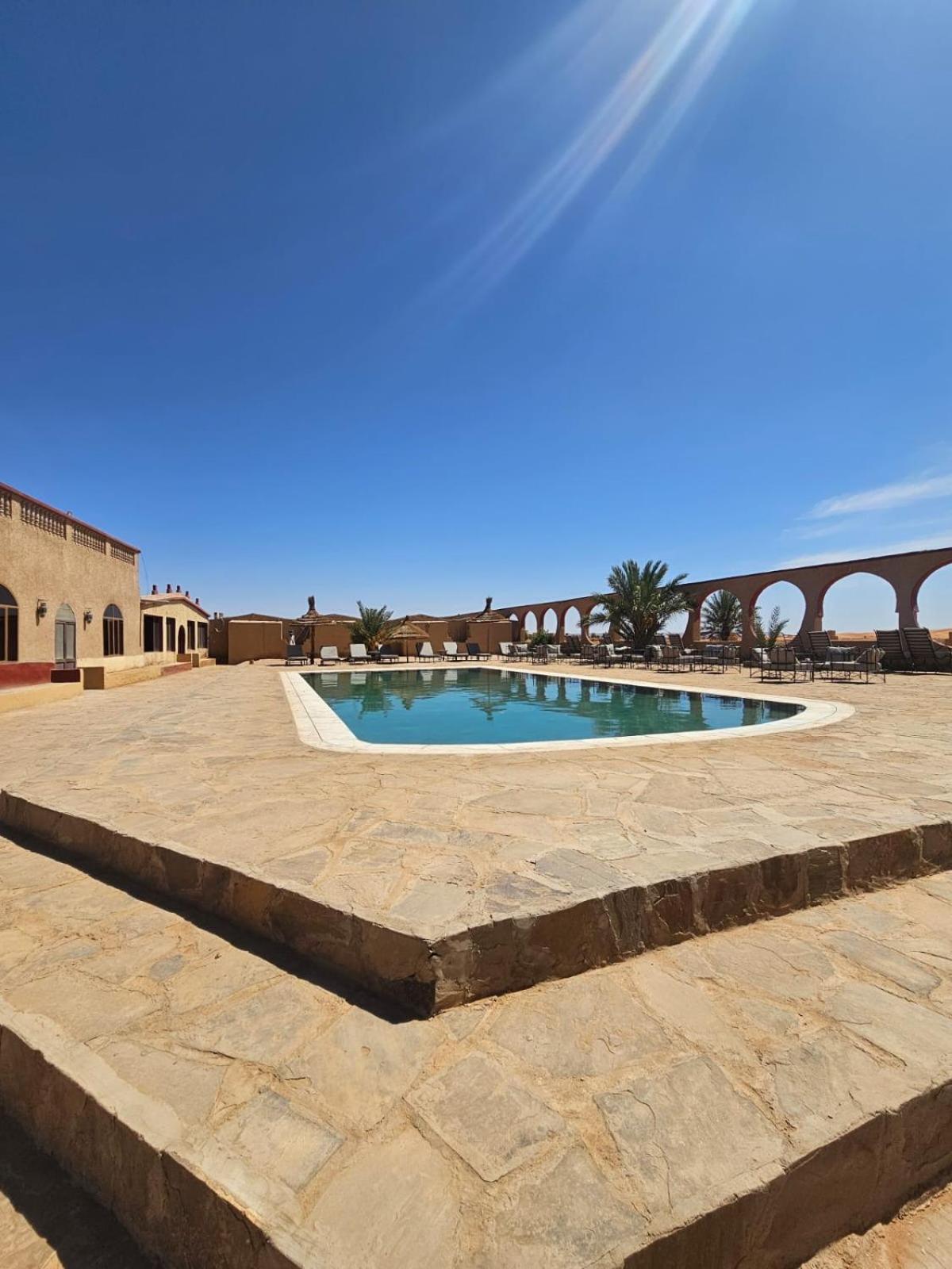 Piscine extérieure sous ciel bleu
