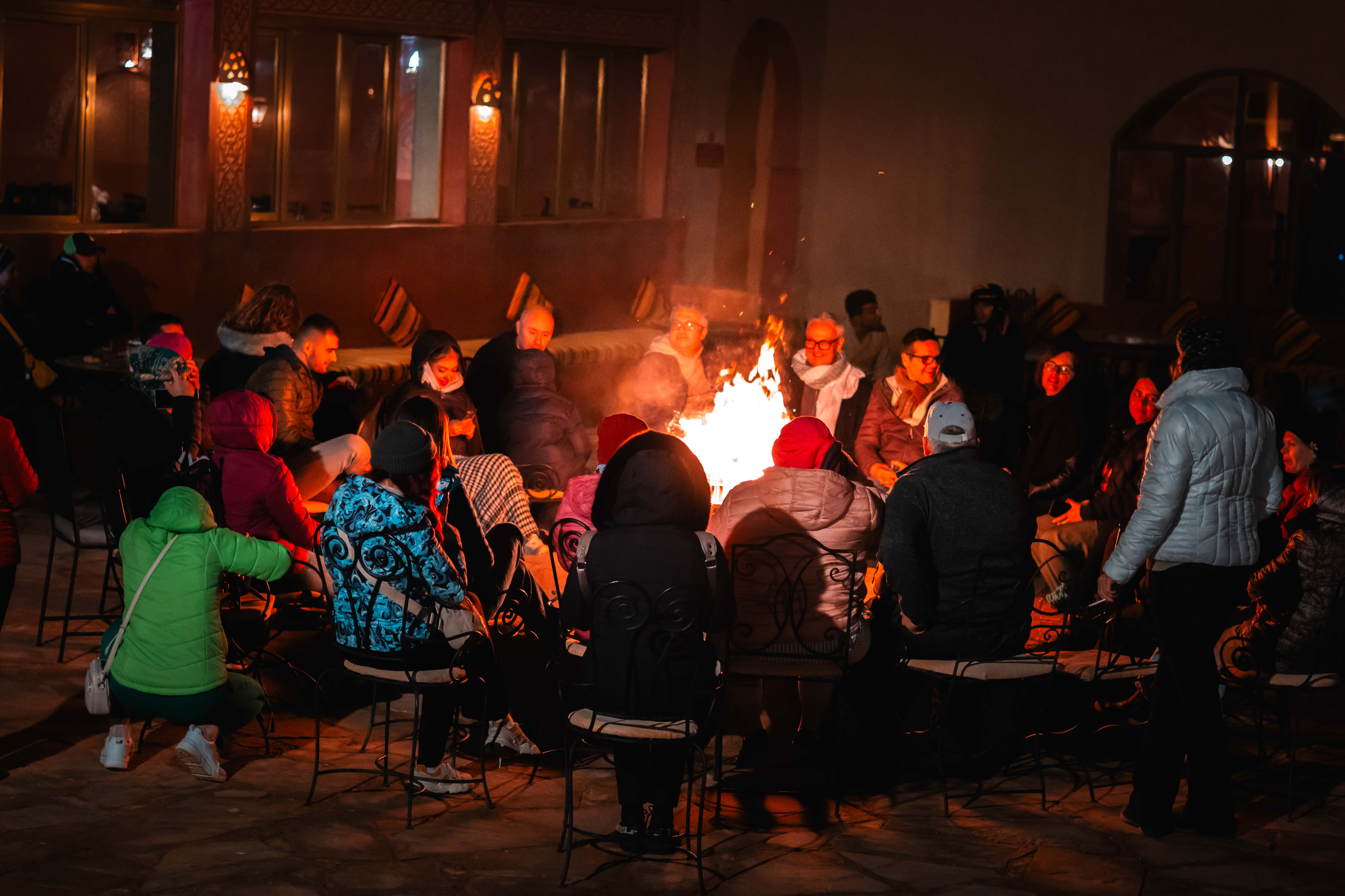 Voyageurs autour du feu de camp