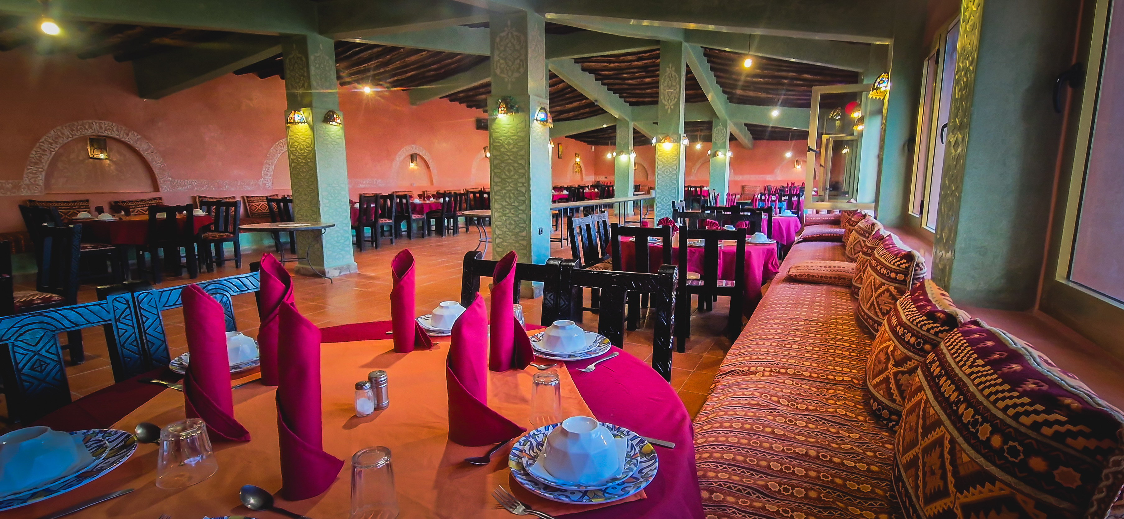 Salle de restaurant avec banquettes colorées