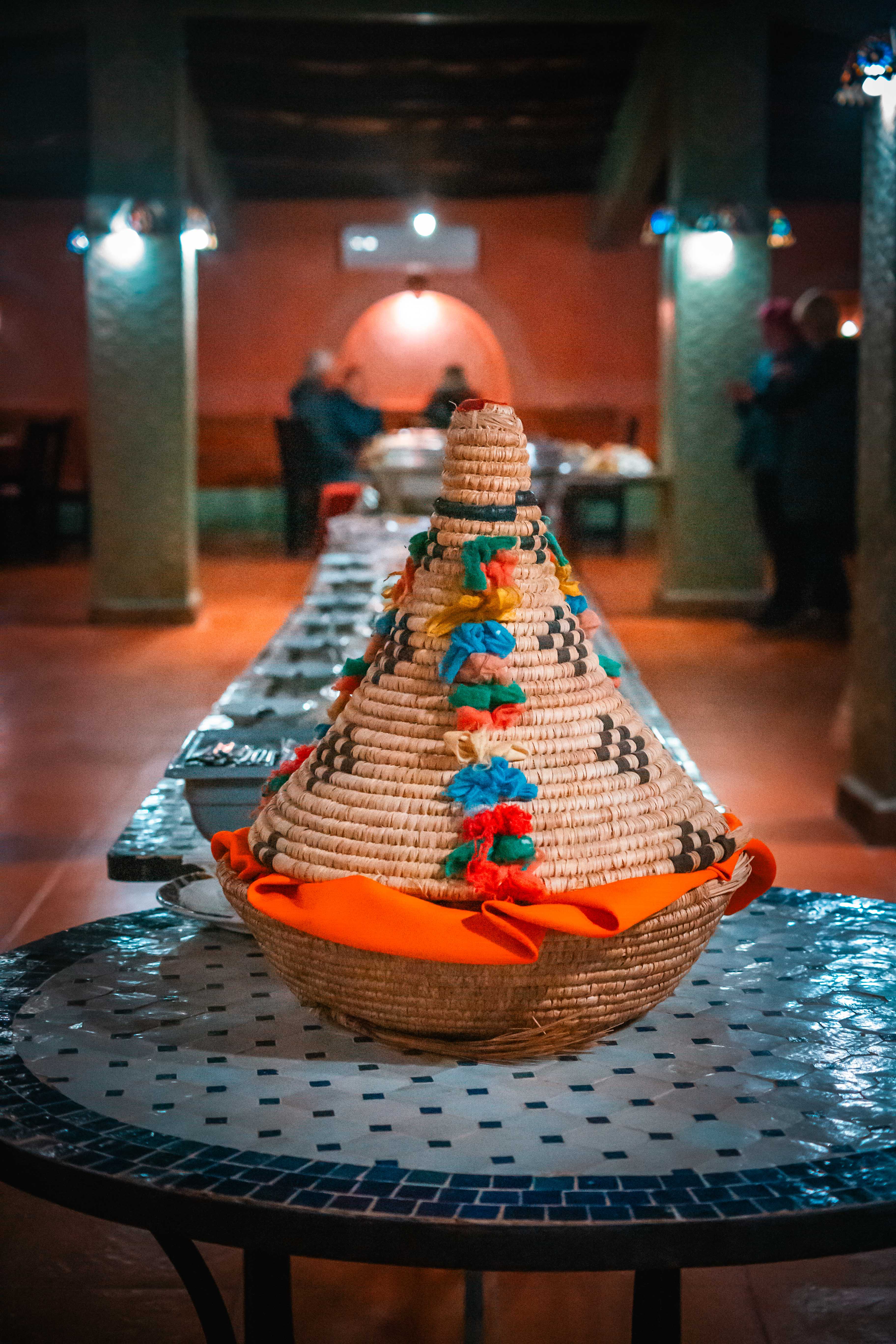 Tajine traditionnel sur table marocaine